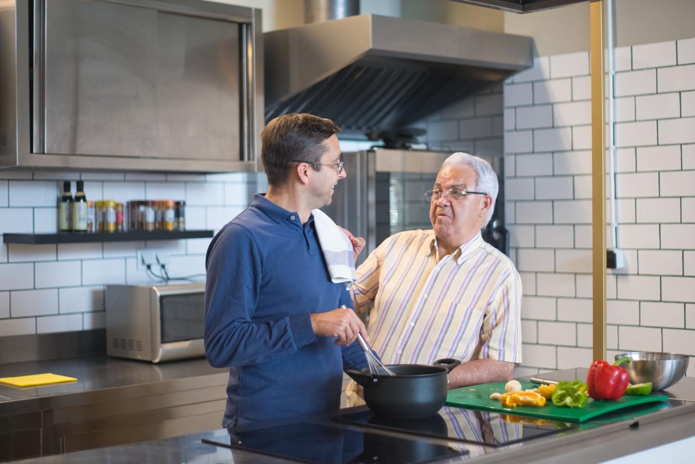 Dois homens a conversar na cozinha