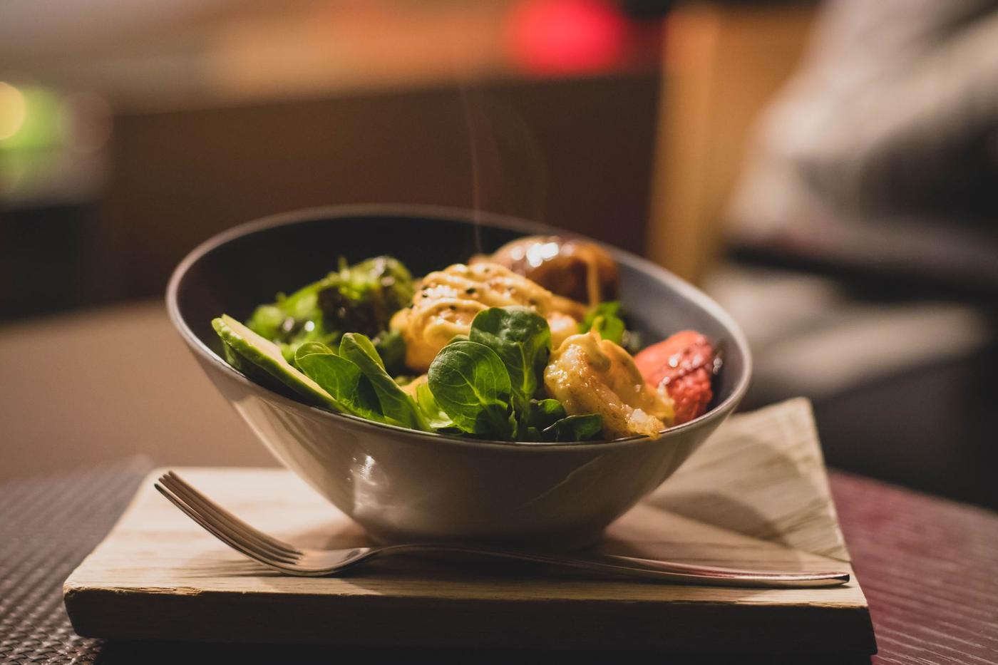 Taça de salada com legumes frescos sobre a mesa